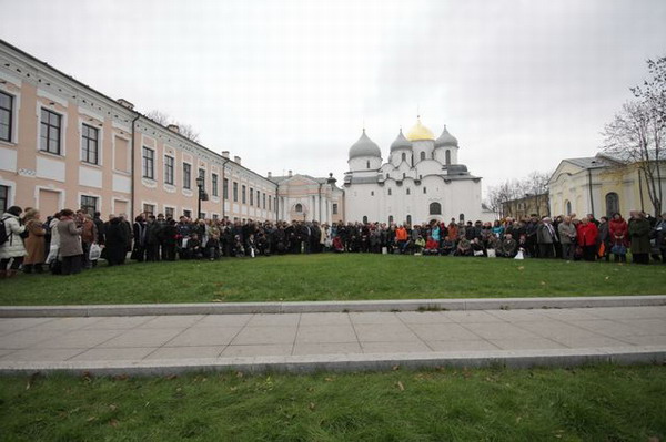 Участники III (XIX) Всероссийского археологического съезда в Новгородском кремле